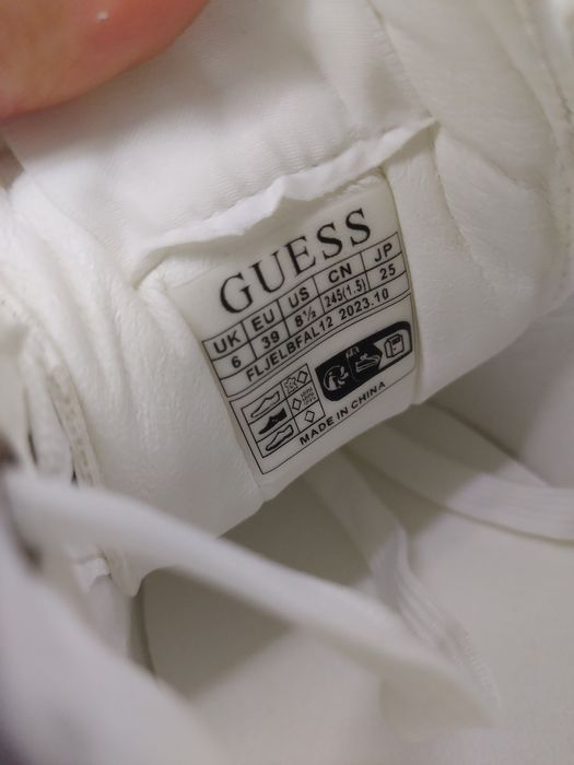 Оригинални сникъри GUESS, 39 номер