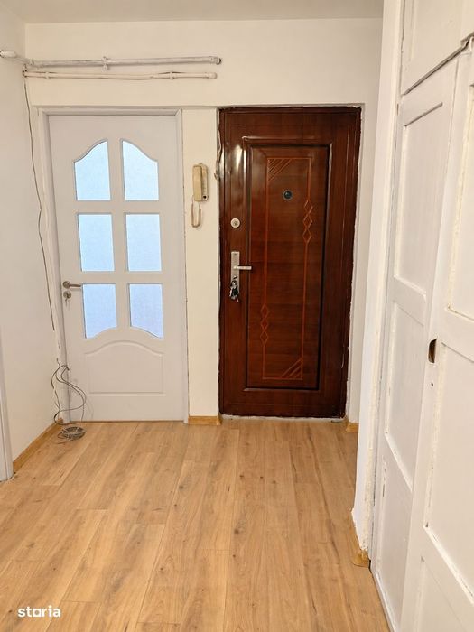 Apartament Decomandat,Craiovița Nouă,centrală proprie,acoperiș tablă