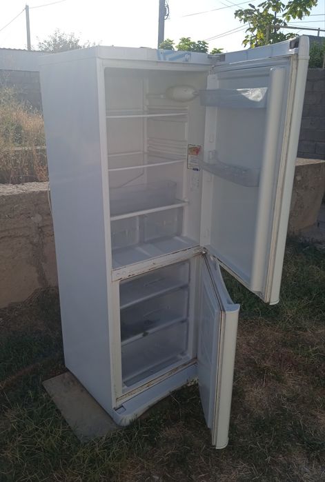 Продам холодильник indezit на запчасти