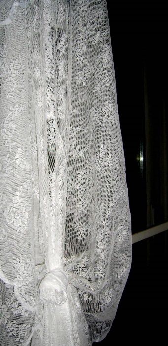 Продам шторы (белые, ажурные)