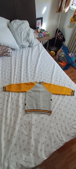 Pulover pentru copii de 5-6 ani nou nouț.