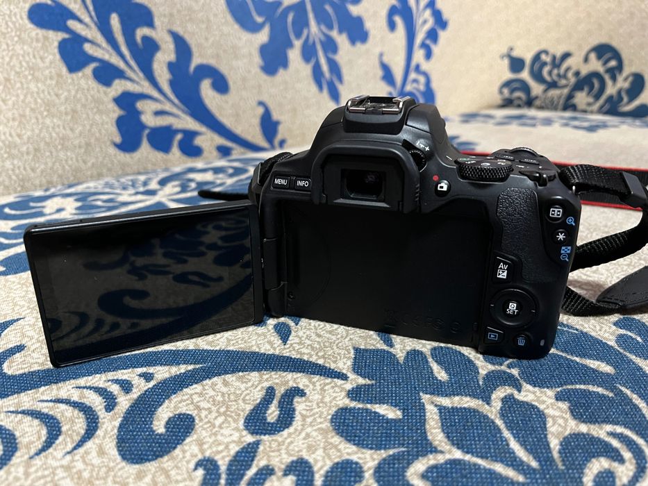 Фотоапарат Canon EOS 250D