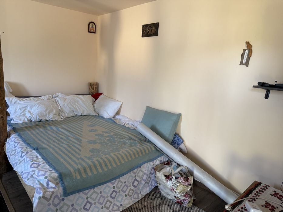 Vand teren cu o casă și o căbănuță