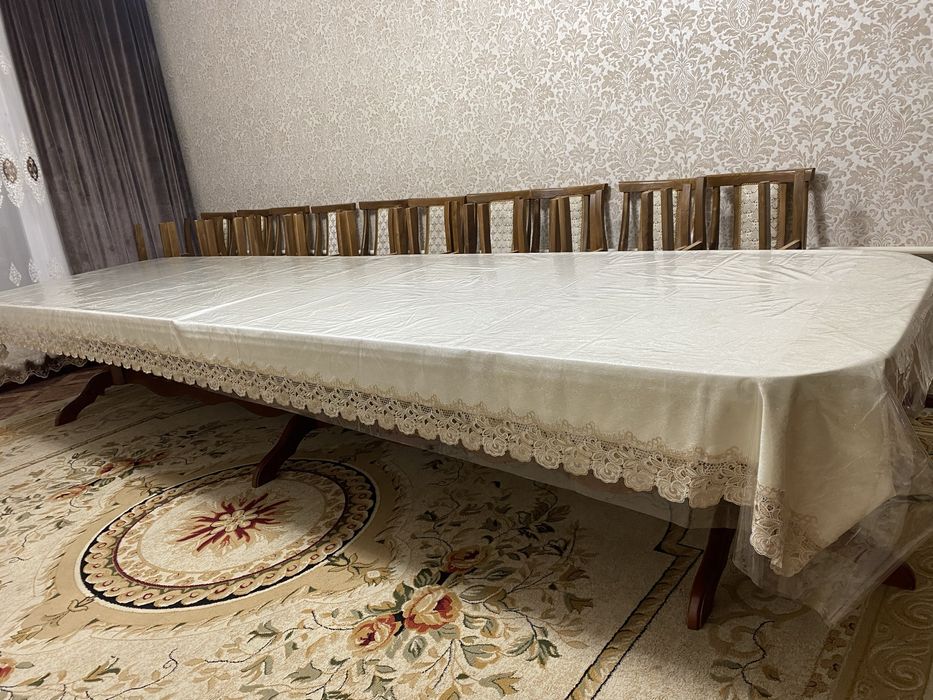 Стол для гостей со стулями
