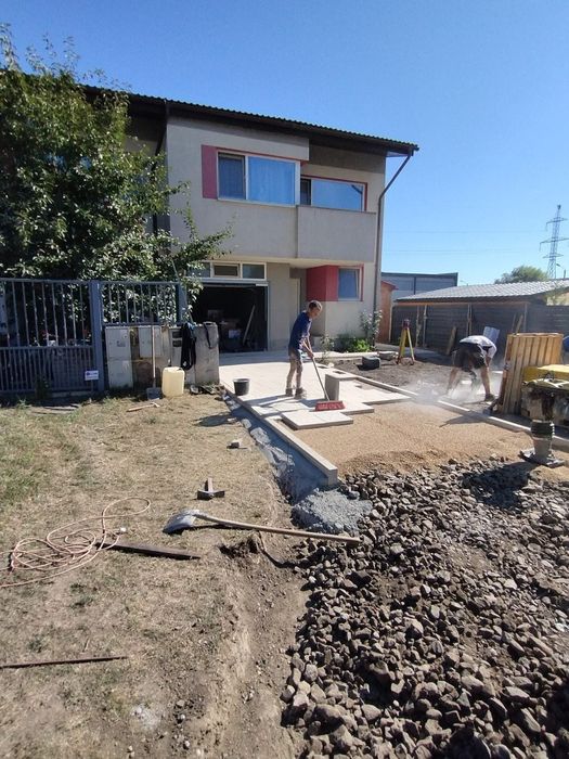 Echipa serioasa montam pavaj