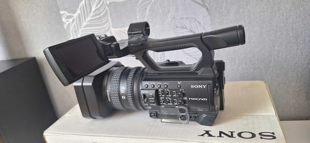 Продавам Sony HXR-NX100