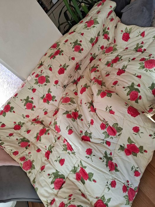 Vând plapuma dublă 180/200 cm + cadou