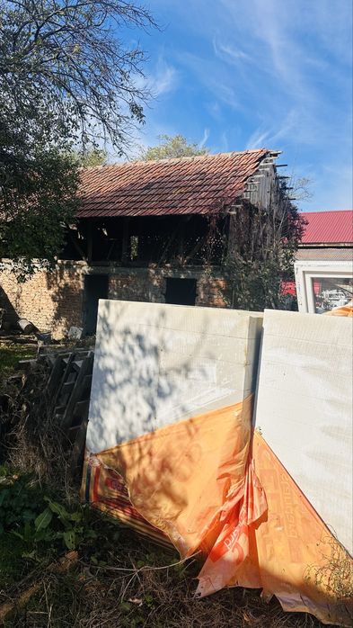 casa de vanzare   la strada principala