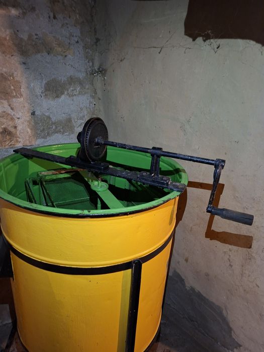 Ръчна центрофуга за мед и два използвани големи кошера