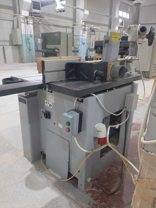 Masina de frezat cu ax inclinabil si avans mecanic