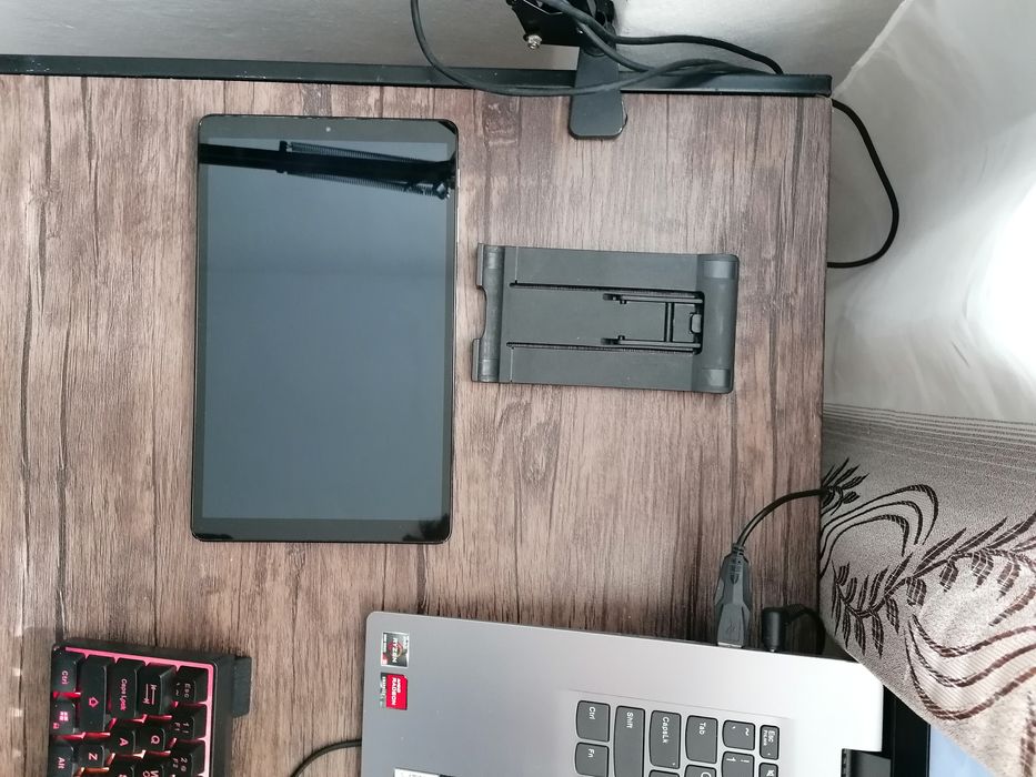 Setup Complet: Lenovo IdeeaPad 3. 17.3" (Ryzen 5 5500U, 8GB RAM, SSD 512GB) + Tastatură/Mouse RGB + Tabletă Samsung Cadou