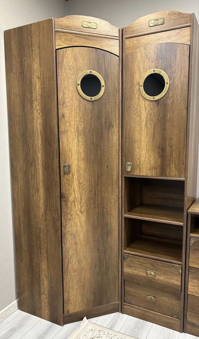 Продаетмя подростковый гарнитур и платяной шкаф