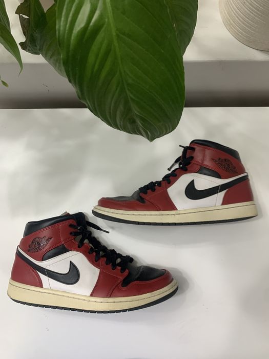 Nike Jordan 1 Mid Chicago Black Toe