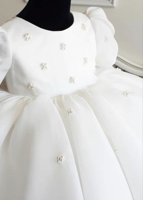 Ақ көйлек сатылады