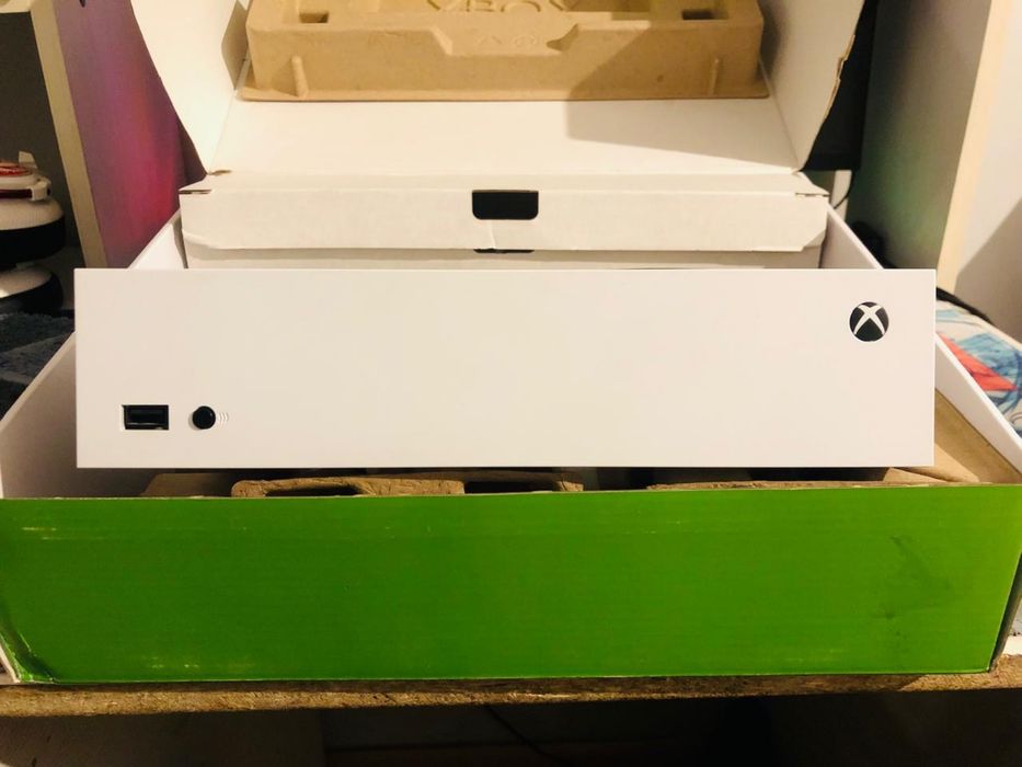 Продам Xbox series S в идеальном состоянии