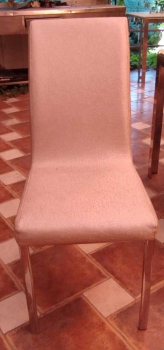 Столы и стулья срочно продаются.