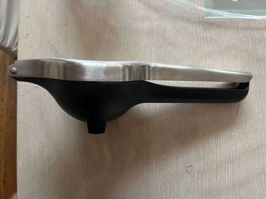 Продавам ръчна цитрус преса с контейнер LEMON PRO, GEFU Германия