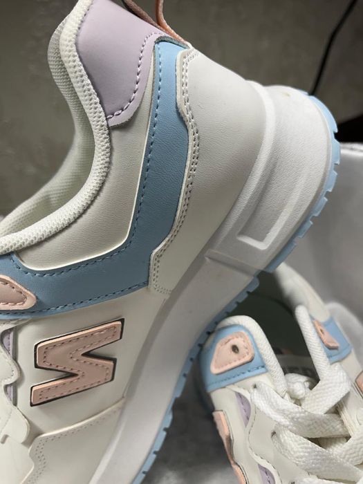 Кроссовки женские