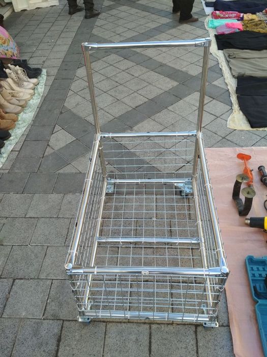 Тележка из нержаеющей стали.