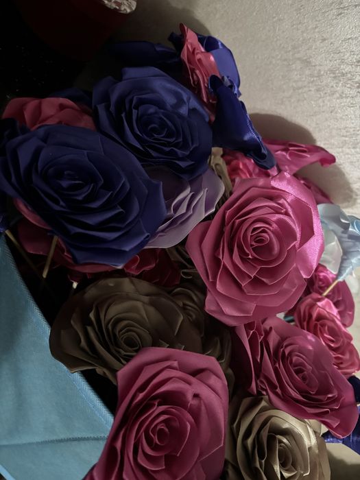 Buchete de trandafiri din satin