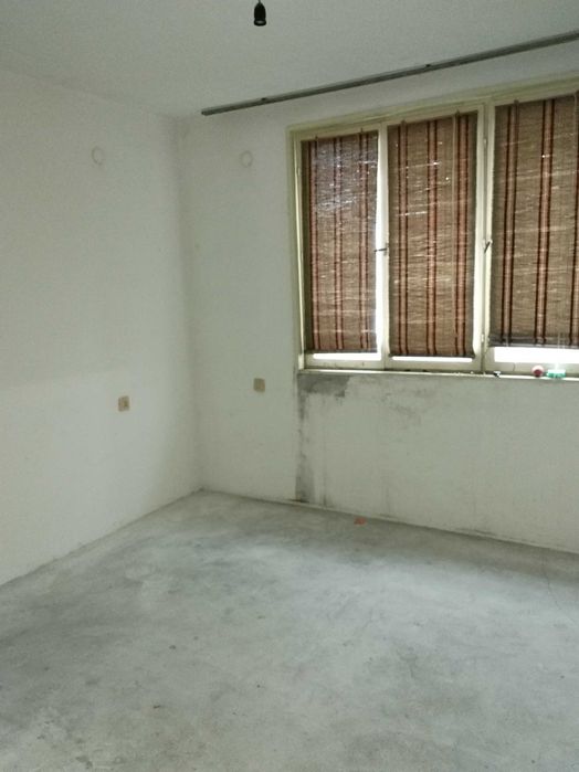 Продава се етаж от къща в село Първомайци.