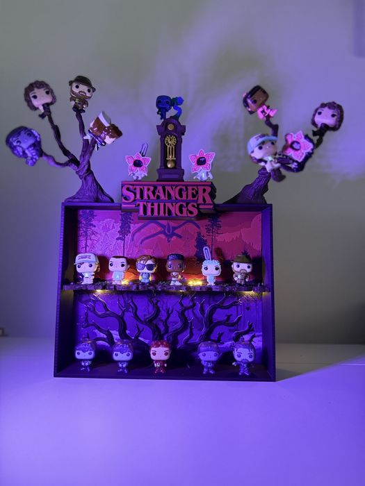 Suport/stand/etajera figurine Stranger Things Kinder joy