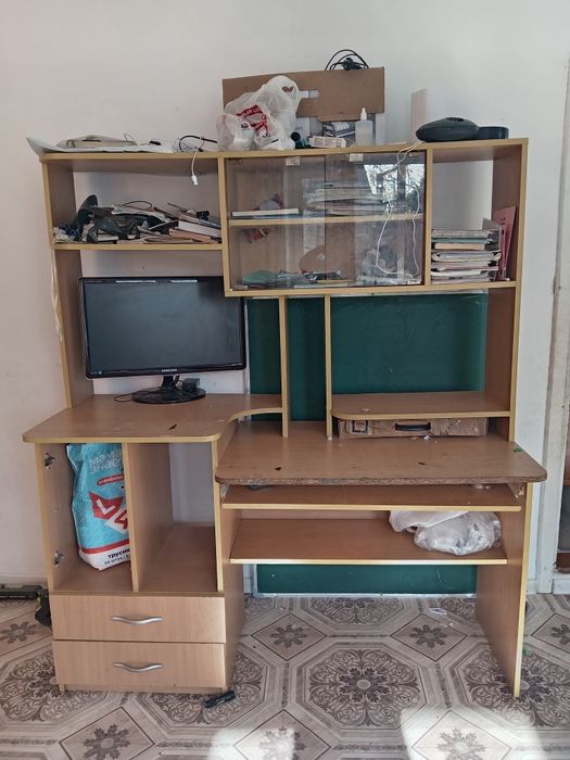 Отдам стол для учёбы