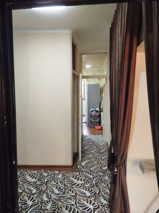 Срочна Чирчиг шахрида 3 хонали квартира сотилади 2 етаж 2 микрайон да