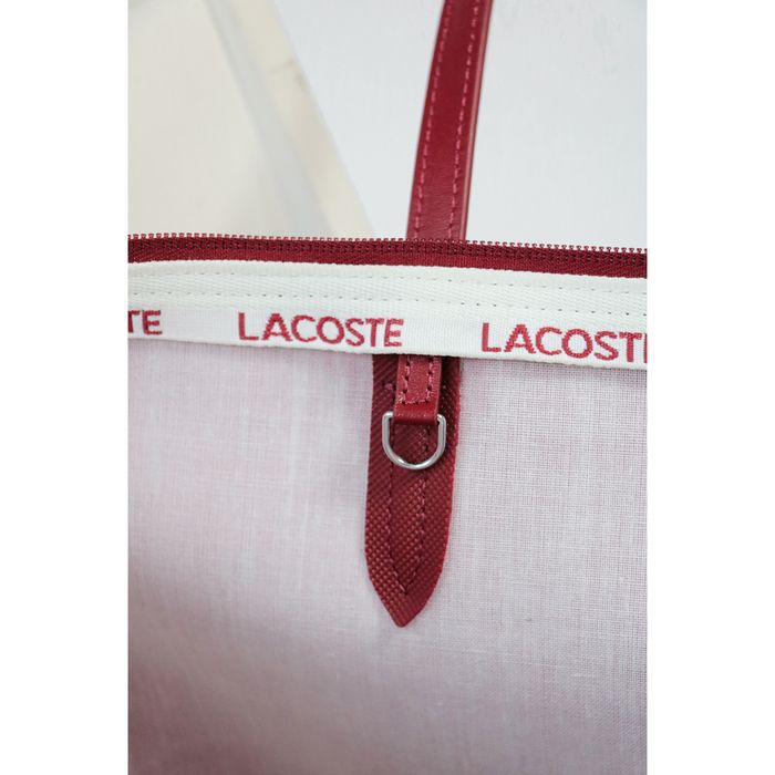 Сумка бренда Lacoste