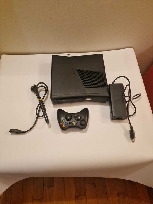 Xbox 360 s modat soft , 320 gb Hdd , 52 jocuri incluse GTA V, MINECRAFT, FIFA