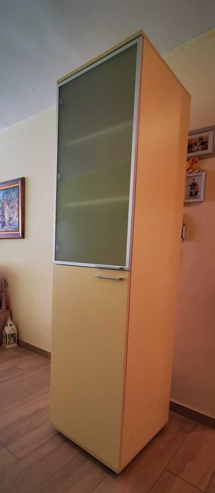 Кухненски шкаф със стъклена врата