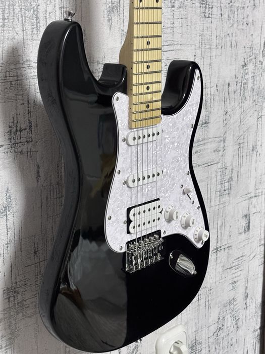 Продаю электрогитару stratocaster новую