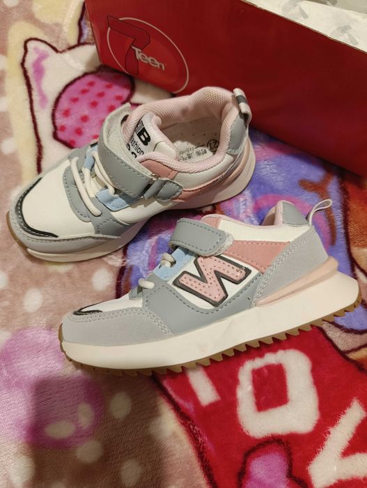 Кроссовки на девочку