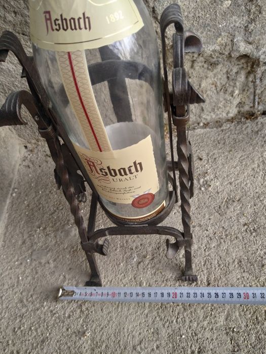 Продавам огромна стойка за бутилка от ковано желязо в стил Арт Нуво