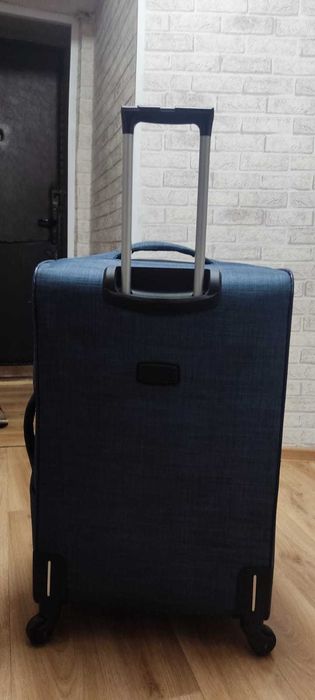 Новый синий чемодан