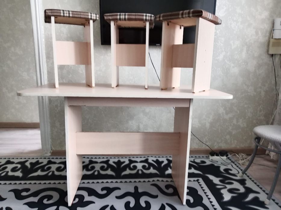 Срочно стол и стулья