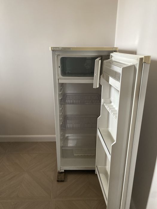 холодильник,не рабочий на запчасть