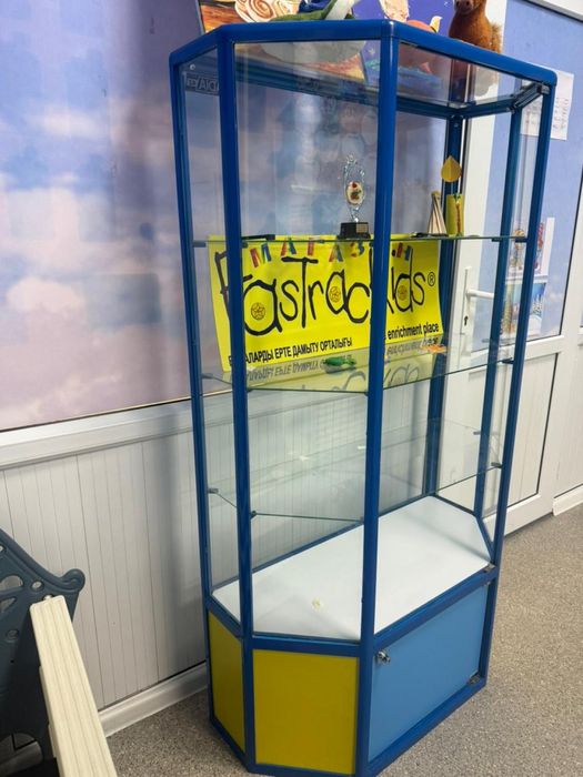 Витрина с полками