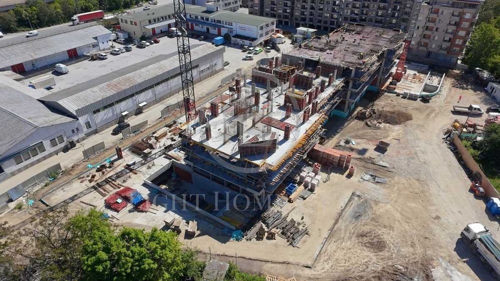 Продава се Двустаен апартамент в Пловдив, Гагарин - 73 кв.м за 1339 €/кв.м - Снимка #1