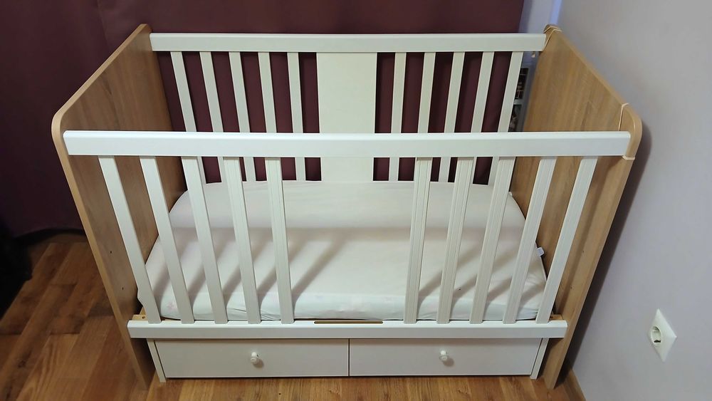 Бебешко легло /кошара/ Арбор с люлеещ механизъм и чекмеджета + матрак