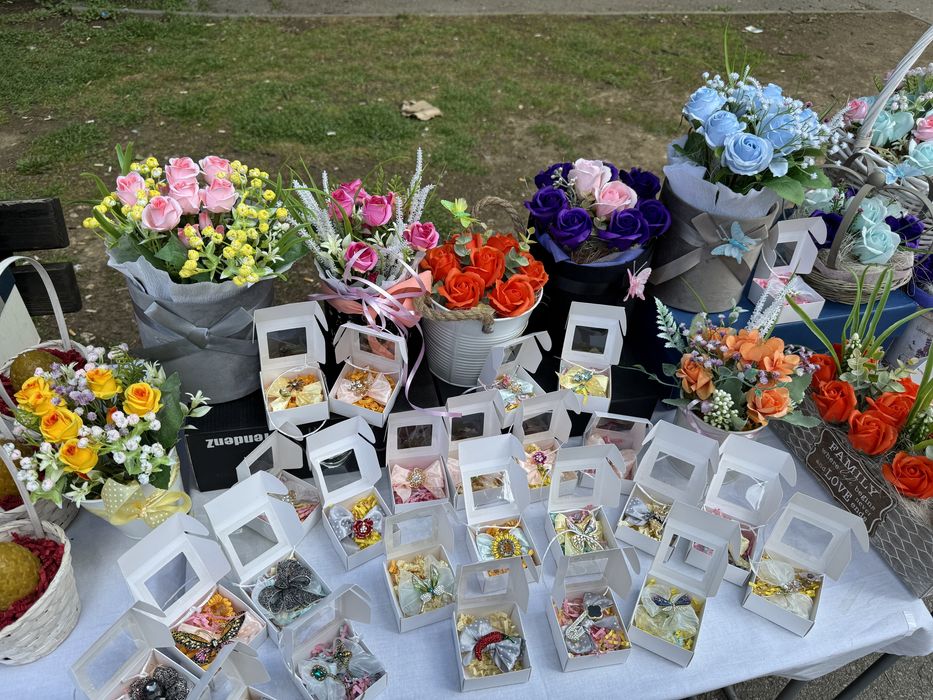 Букети от сапунени рози и изкуствени цветя