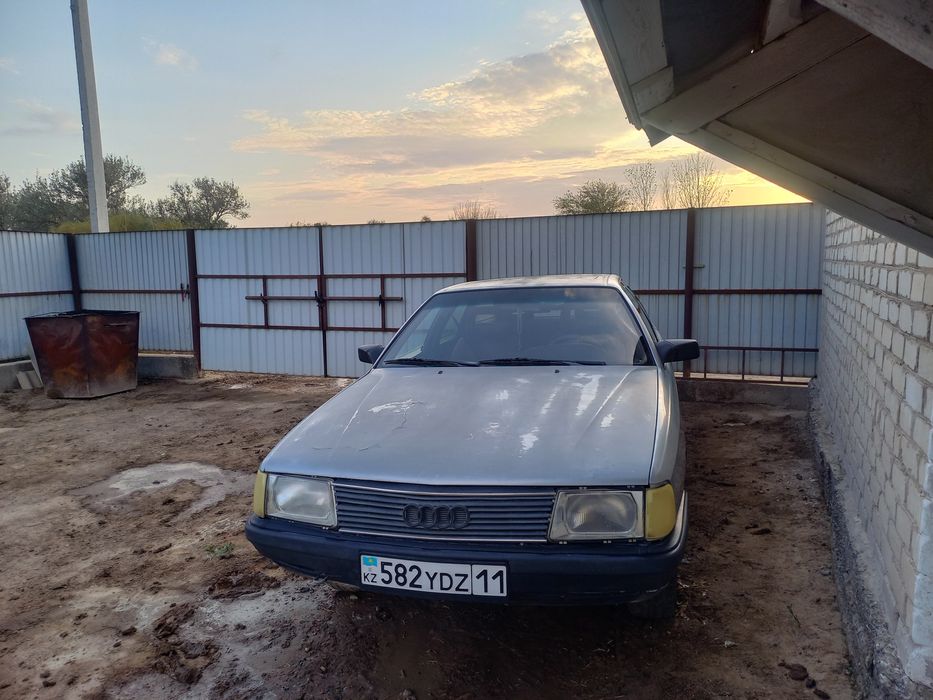Automobile audi 100 селёдка