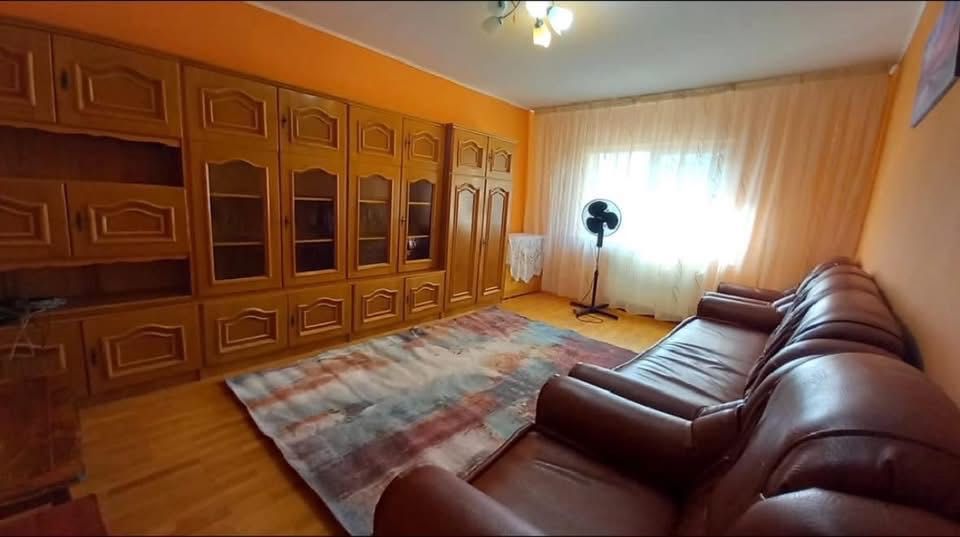 Închiriez apartament 3 camere