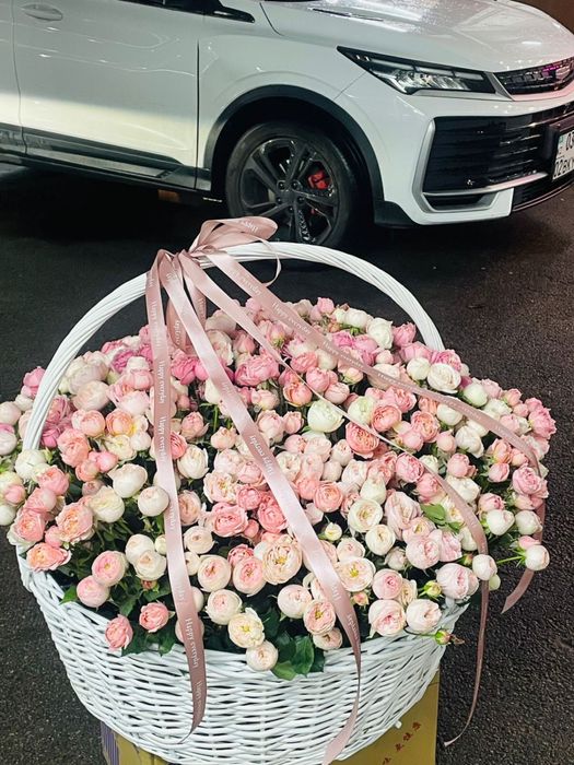 Цветы в корзине свежие