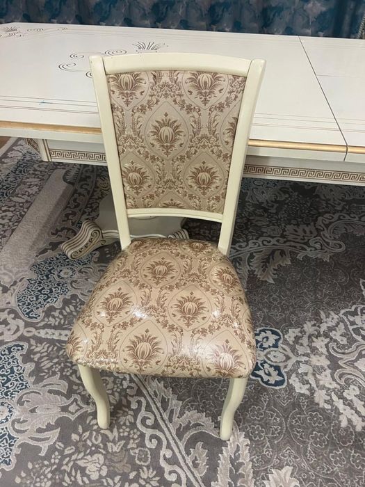 Стол и стулья для гостиной