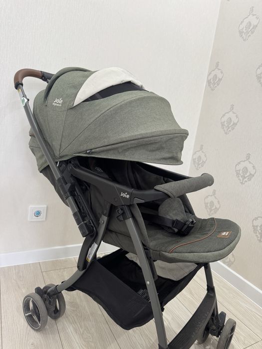 Продам детскую коляску Joie Sma Baggi 4wd