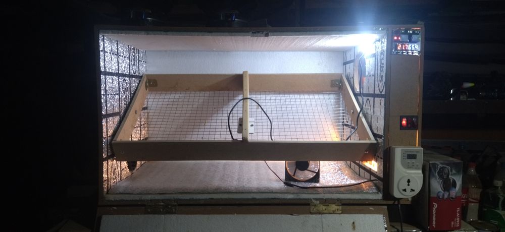 Инкубатор, брудер,кафасла сотилади.Inkubator,bruder,qafasla sotiladi