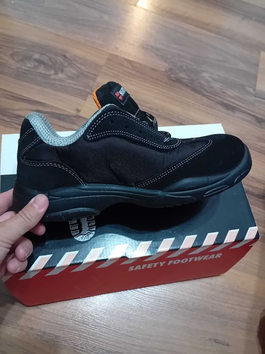 Продавам работни обувки