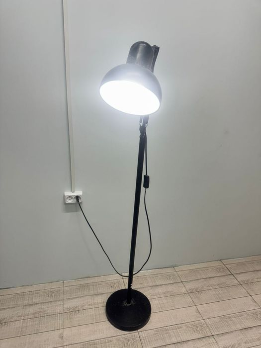 Маникюрный столик, напольные лампы