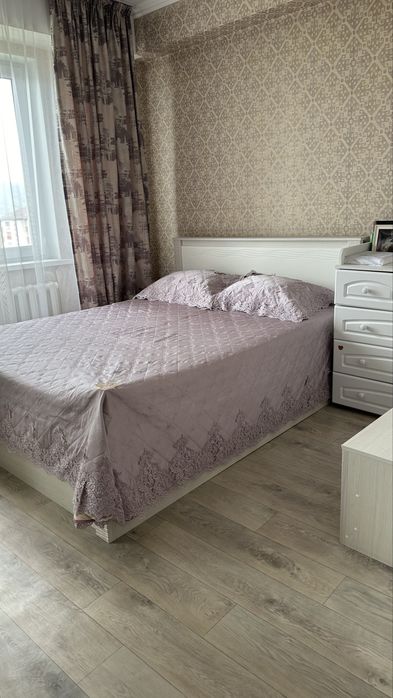 Продается спальный гарнитур - кровать, 2 прикроватные тумбочки , шкаф